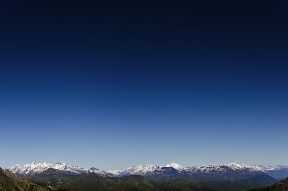 Photo aérienne d’une montagne enneigée