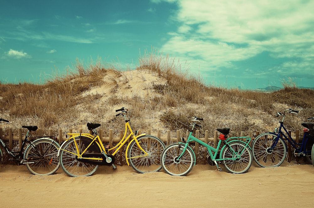Vier farbige Pendlerfahrräder in der Nähe von Hill am Tag