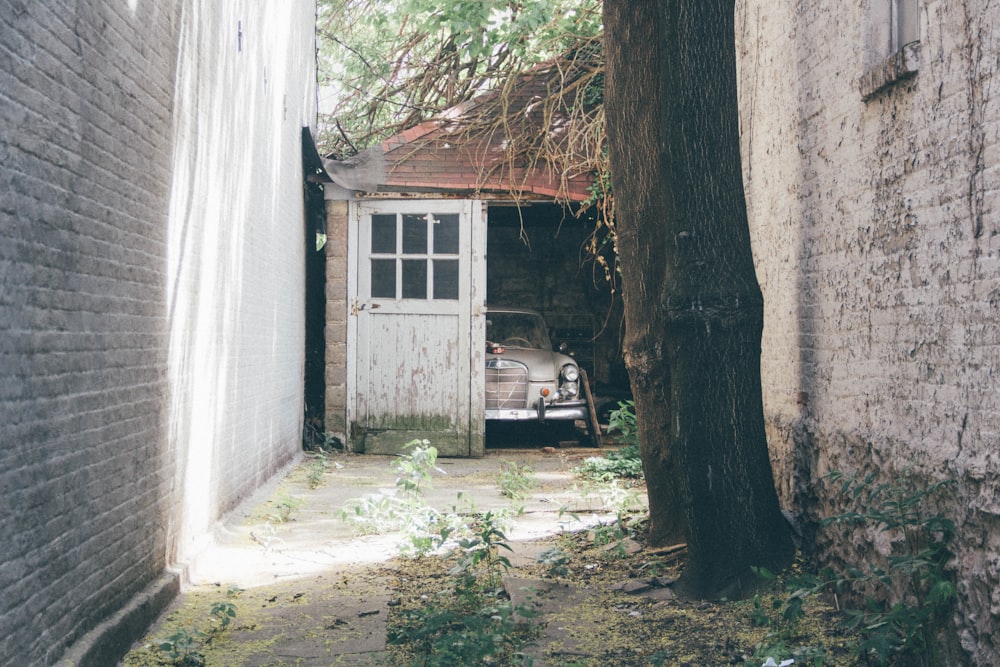 porte fermée en bois blanc