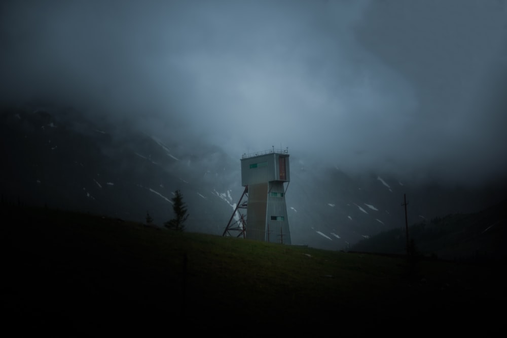 Torre de vigia branca na montanha