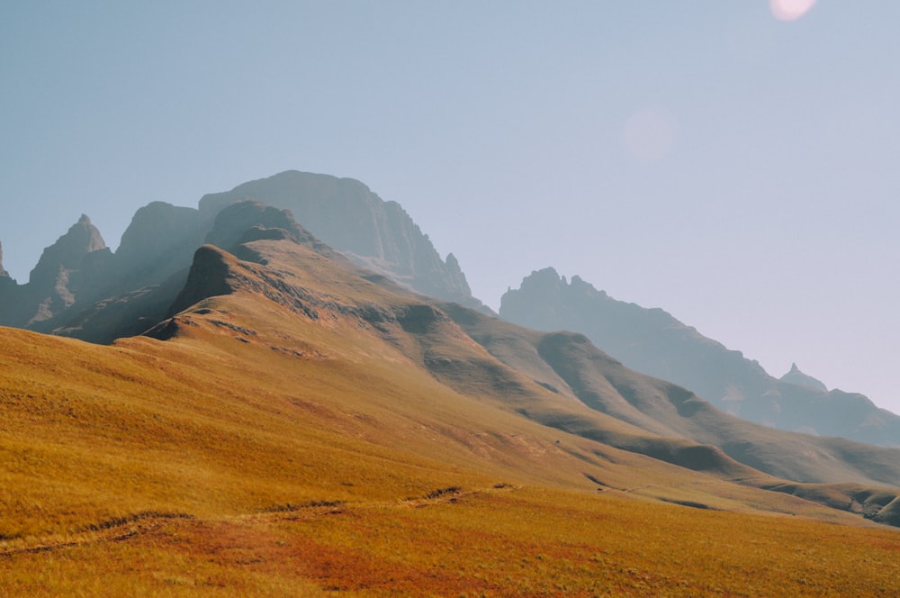 Foto da paisagem da montanha marrom durante o dia