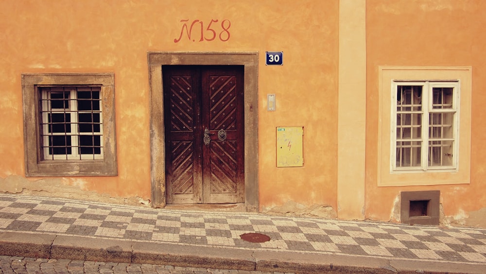 Puerta cerrada cerca de la ventana