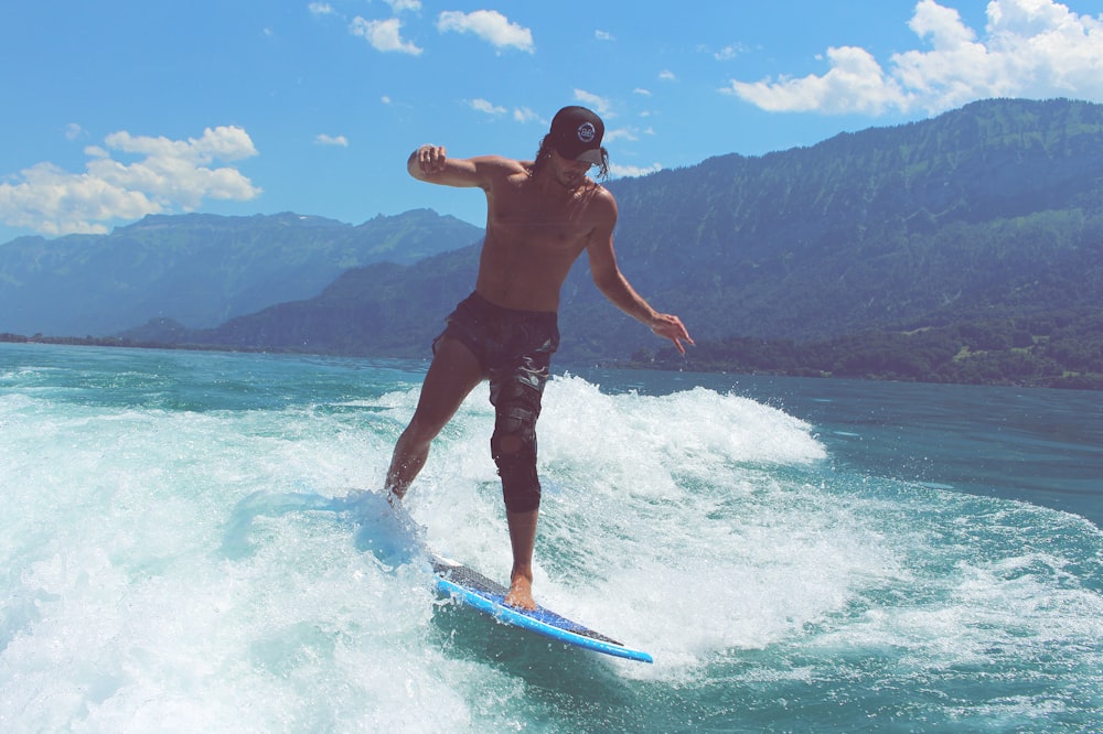 um homem cavalgando uma onda em cima de uma prancha de surf