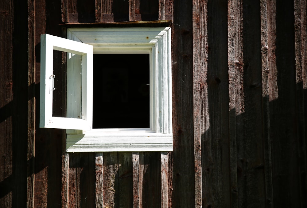 finestra in legno bianco