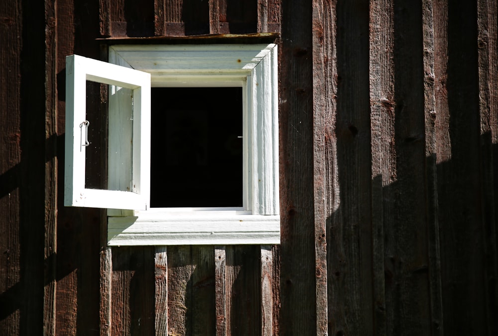 ventana de madera blanca