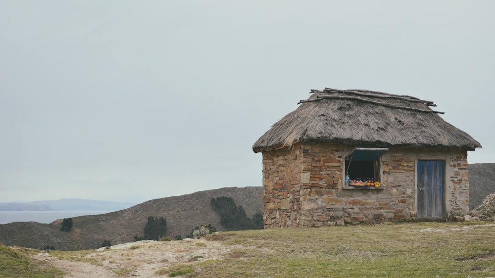 Maison en brique brune