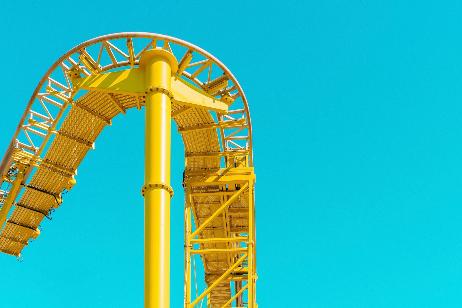 Canon EOS 550D (EOS Rebel T2i / EOS Kiss X4) sample photo. Yellow roller coaster rail photography