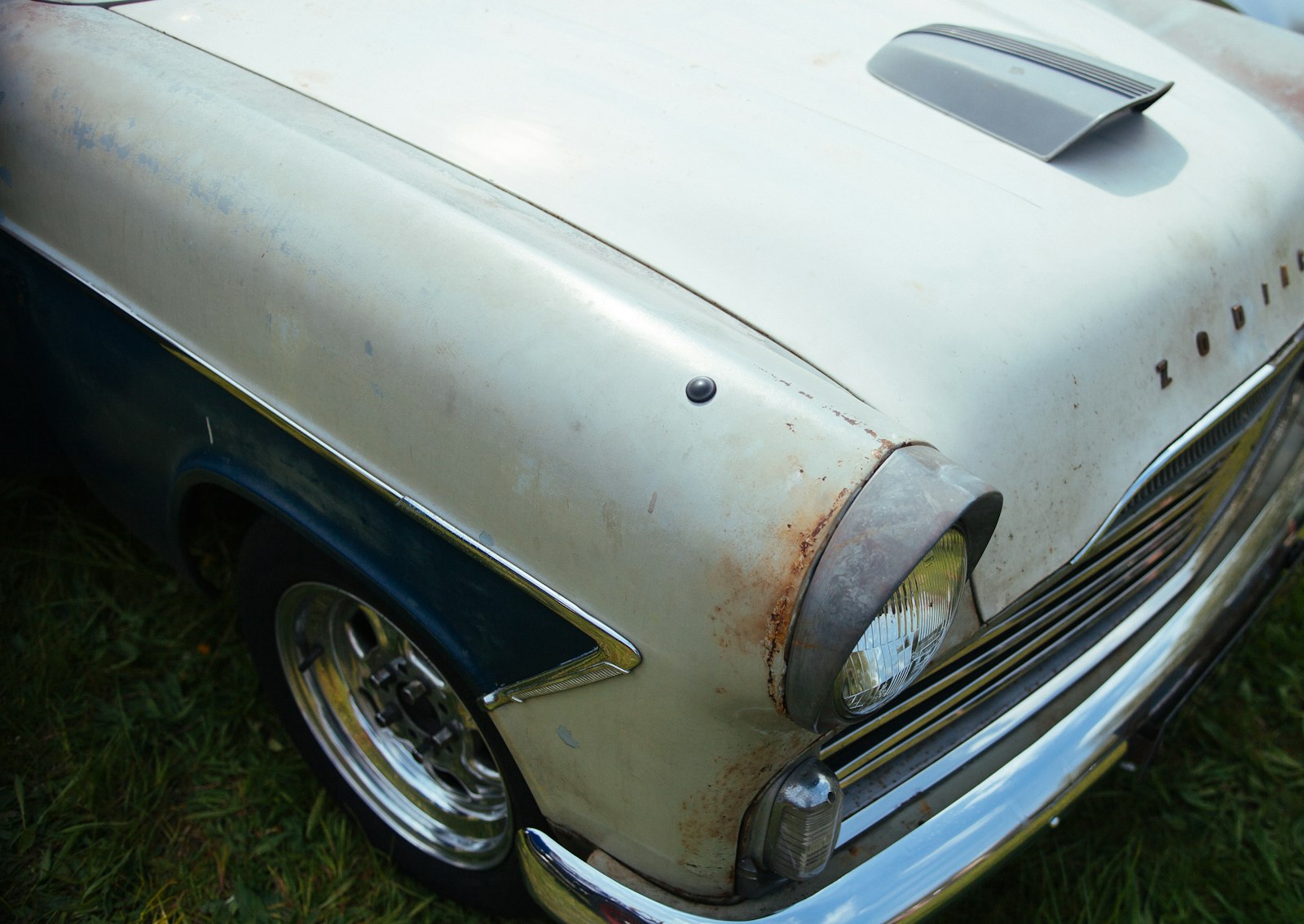 Canon EF 28-70mm f/2.8L USM sample photo. Vintage white car on photography