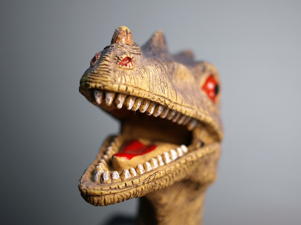 jouet dinosaure brun