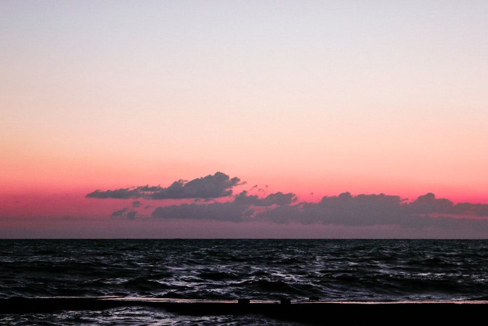 Foto do oceano durante o pôr do sol