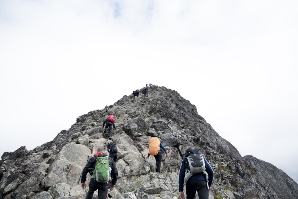 Alpinistas caminhando pelo pico da montanha durante o dia