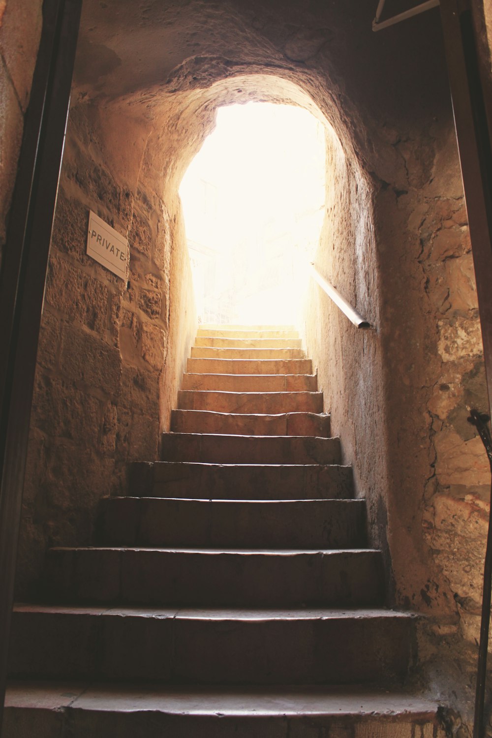 Eine Treppe führt nach draußen.