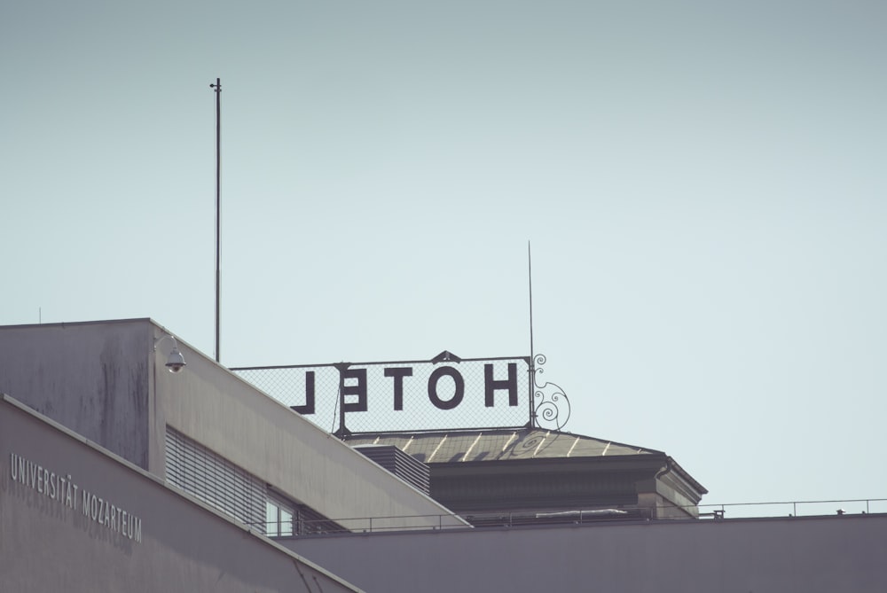 Edificio de hormigón gris bajo cielo gris