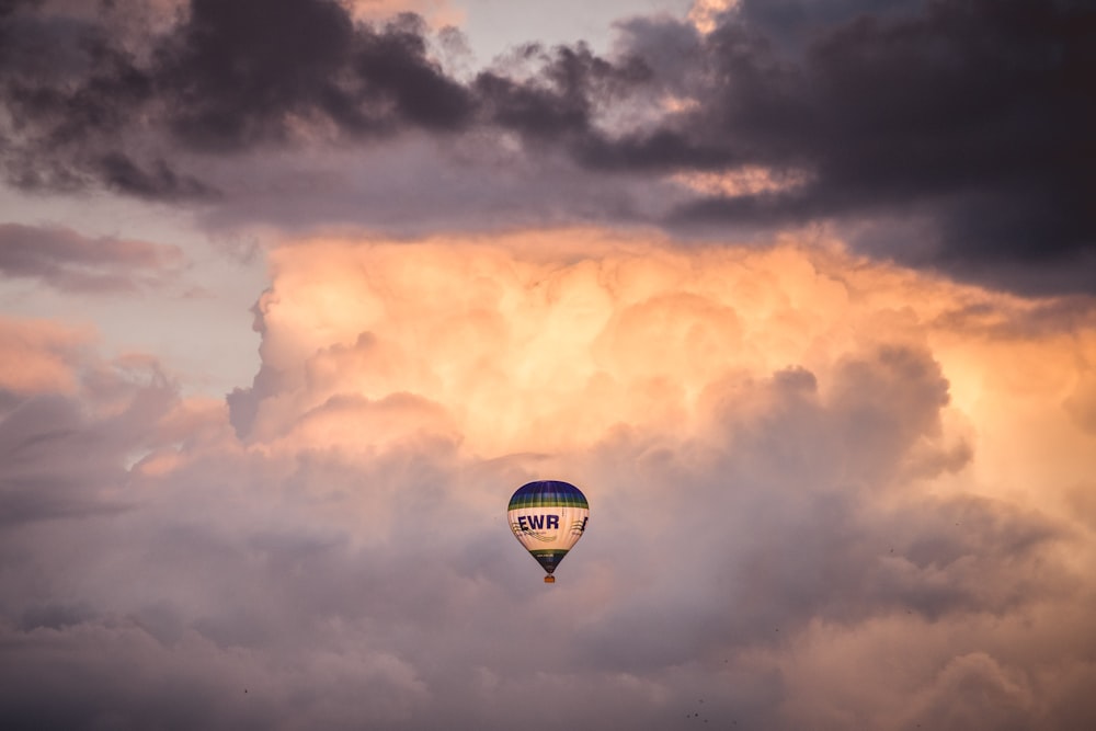 globo aerostático bajo las nubes