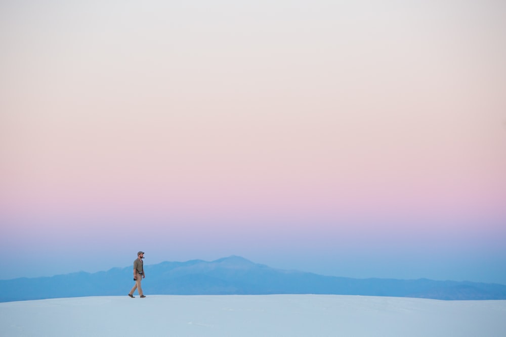 Caminhada humana na montanha coberta de neve