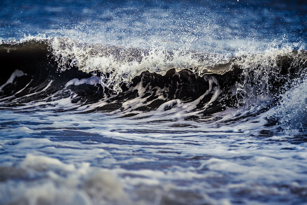 photo en gros plan de vague de l’océan à la journée