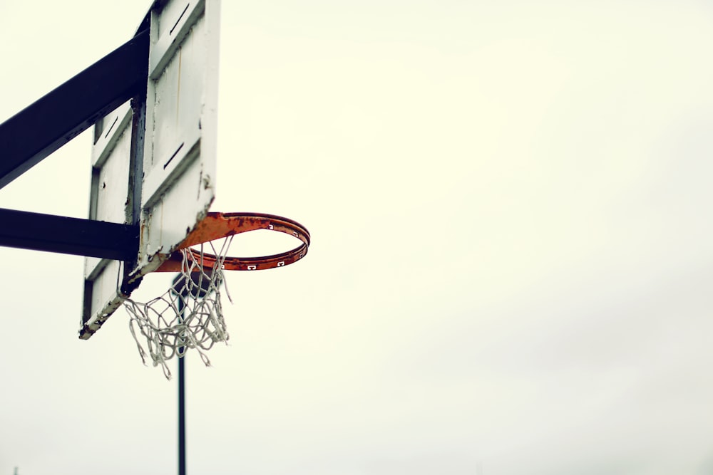 canasta de baloncesto portátil blanca y roja durante el día