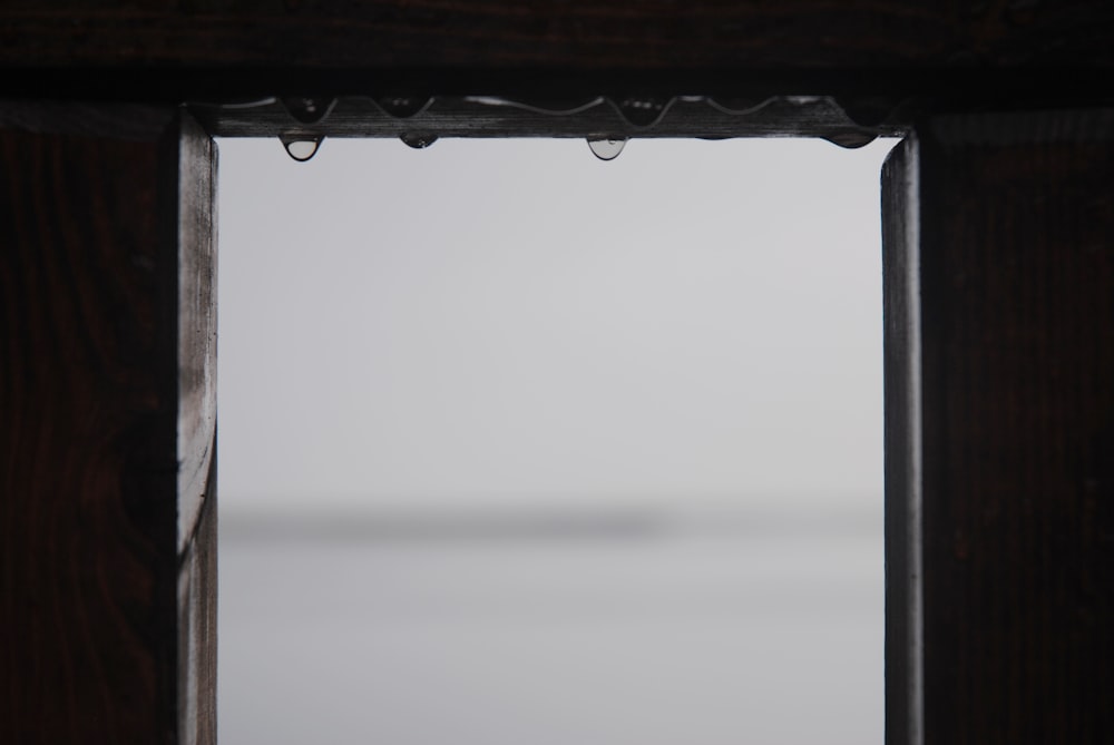 janela com gotículas de água
