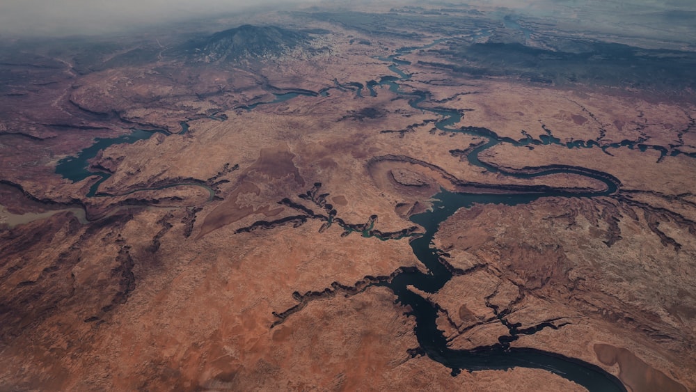 Foto aerea delle montagne marroni e del fiume