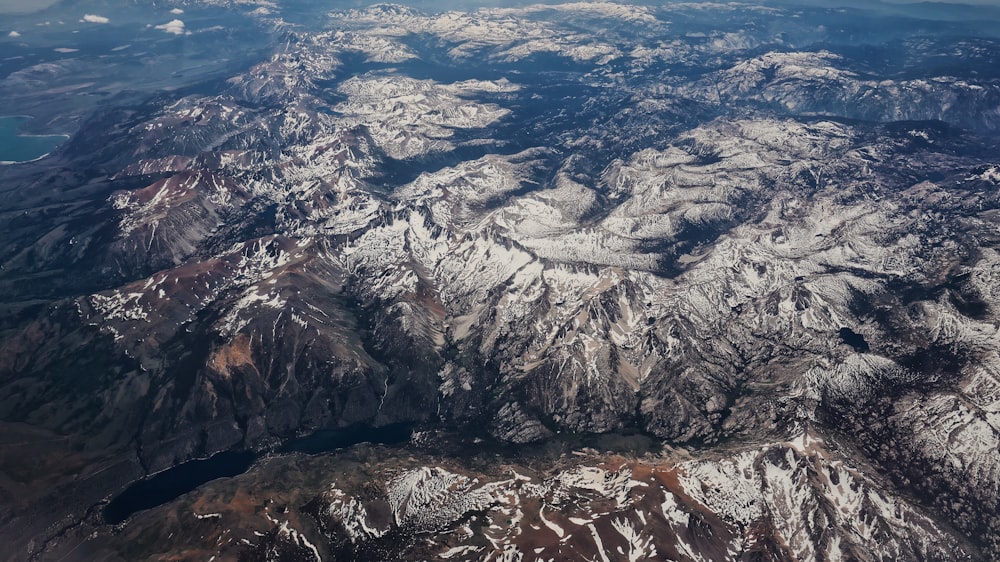 Photographie aérienne de montagne