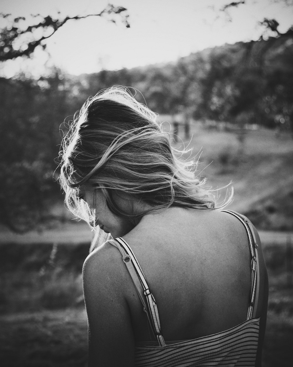 Fotografía en escala de grises de mujer con camisola