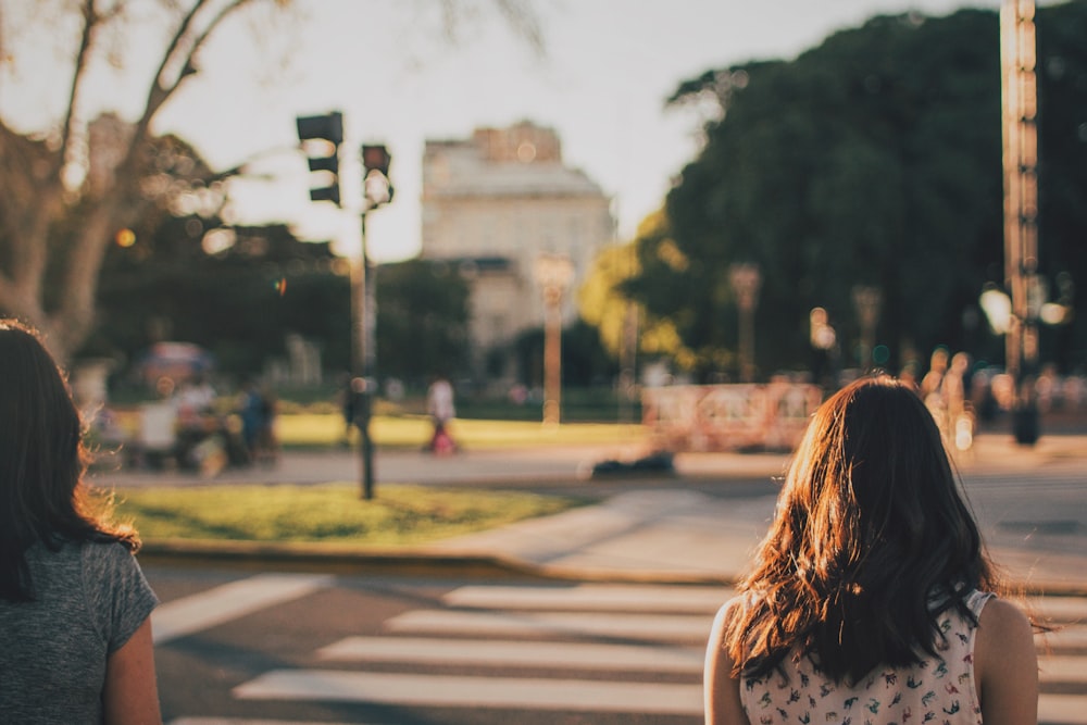 due persone che camminano sulla corsia pedonale