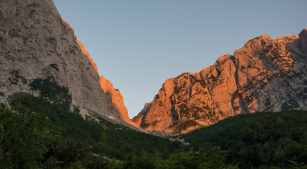 Fotografia de montanha durante o nascer do sol