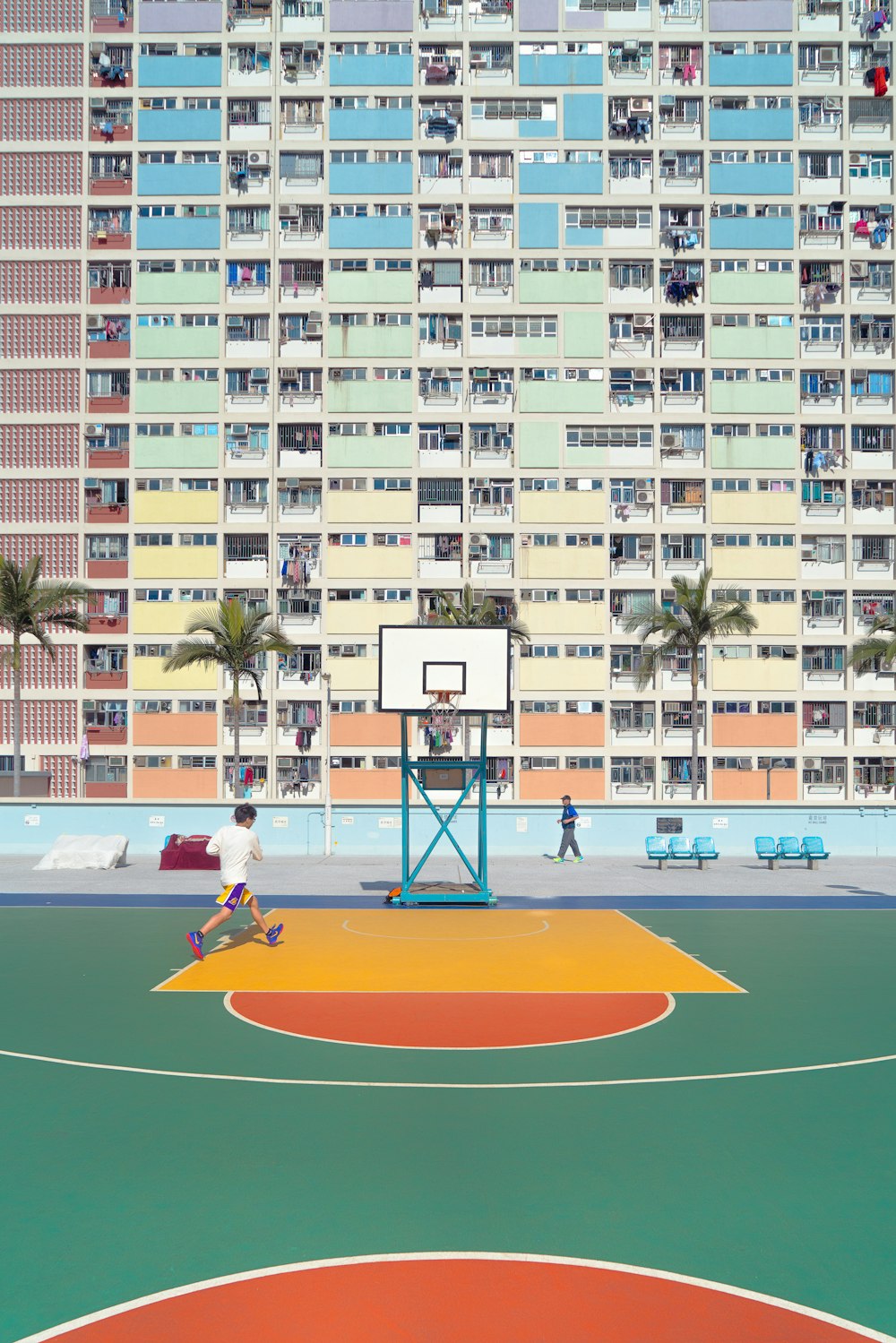 homme courant sur un terrain de basket-ball pendant la journée