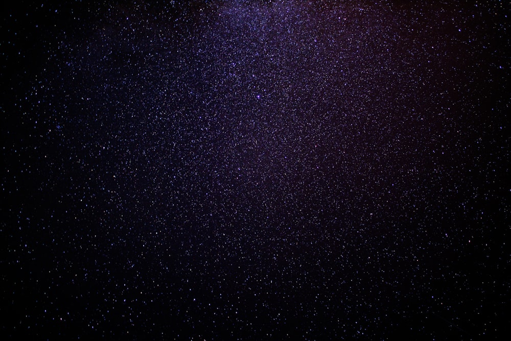 Un cielo notturno pieno di tante stelle