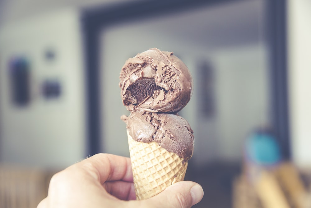 Fotografia a fuoco selettiva del gelato al cioccolato su cono marrone