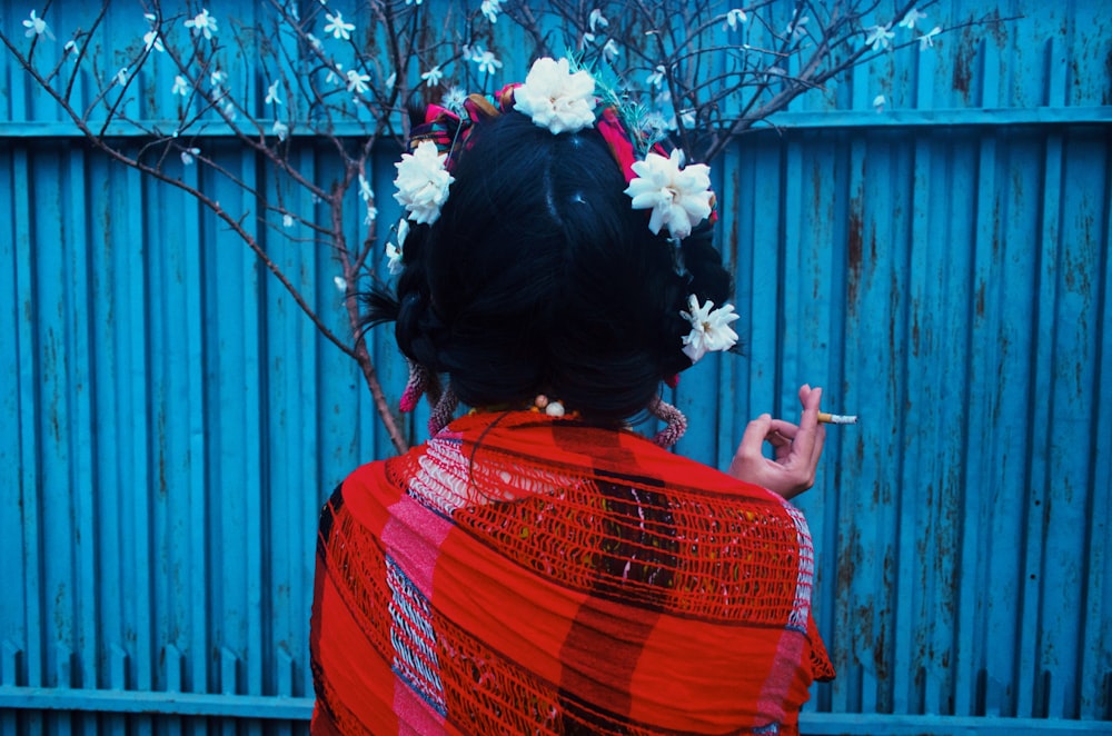 Mujer fumando al aire libre