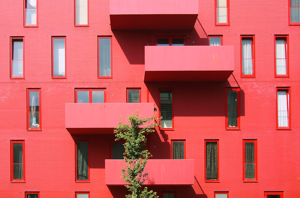 edifício alto vermelho