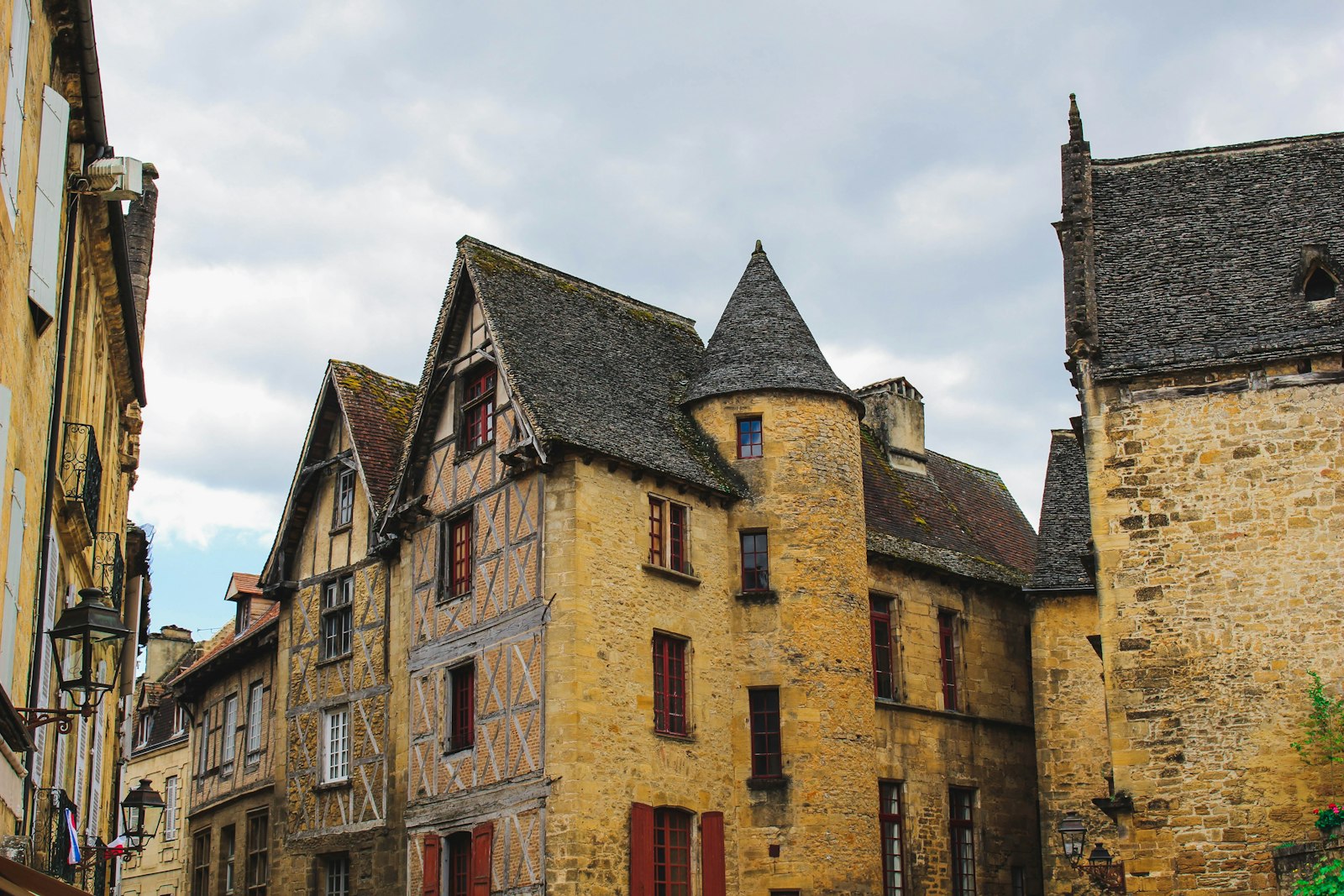 Centre médiéval de Sarlat avec pierres blondes
