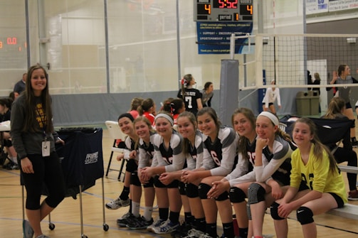 Volleyball players practicing teamwork during a club training session.