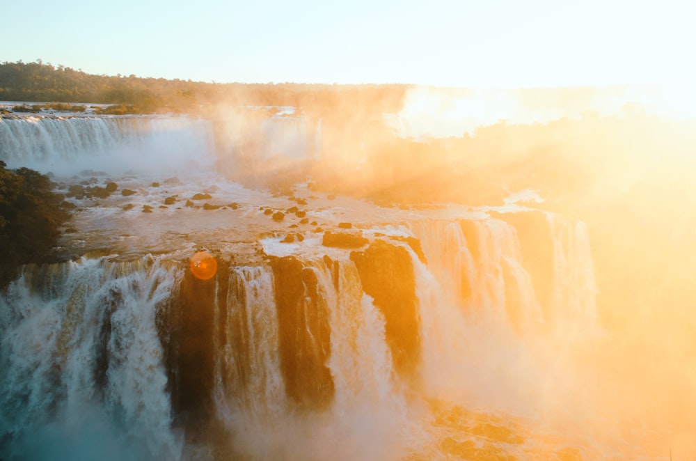 Foto de cascadas durante el día