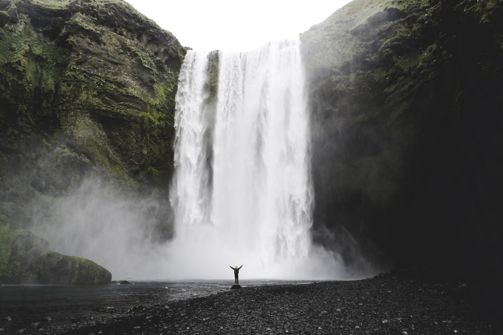 personne sous les cascades