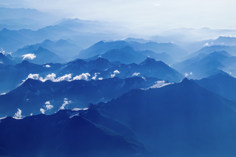 Fotografía aérea de la montaña bajo el cielo azul claro