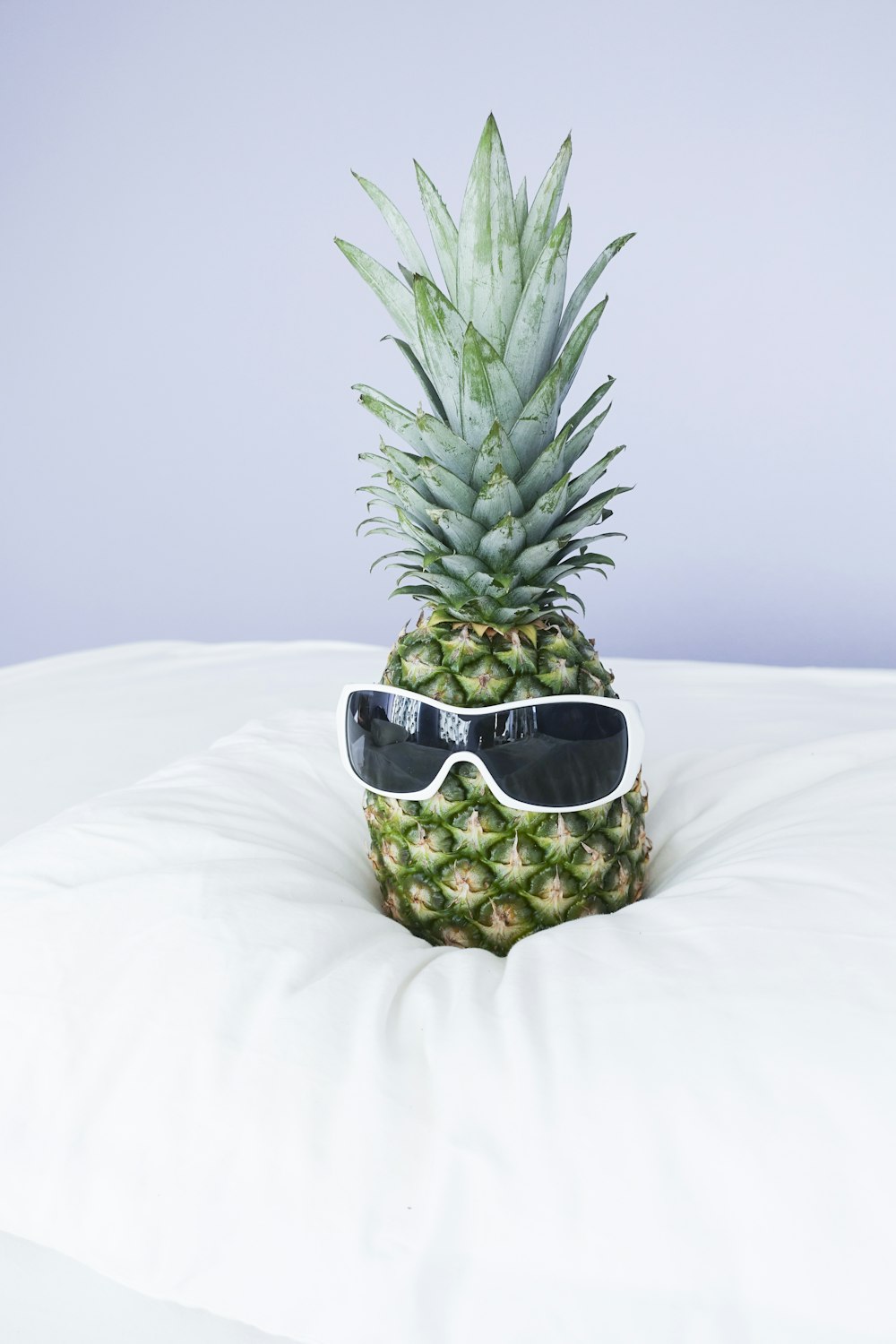 Grüne Ananas mit weißer Shield-Sonnenbrille