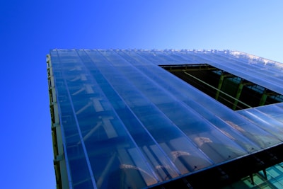 Exterior view of Inar Building with modern glass facade under clear sky