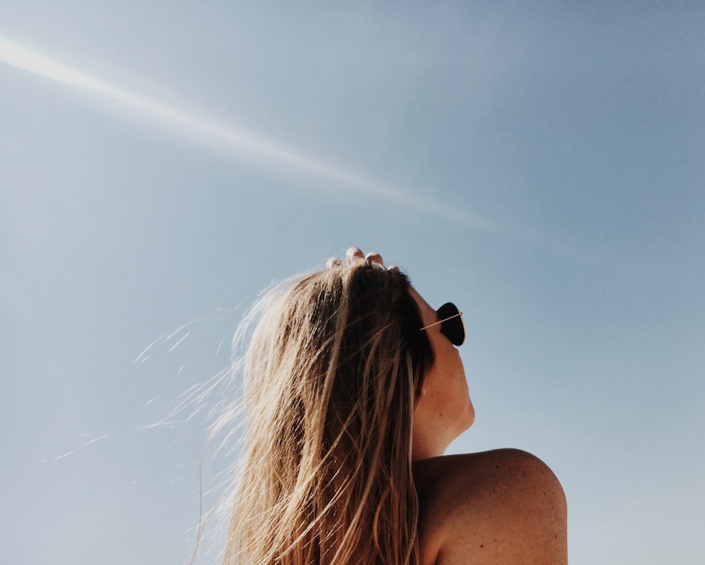 femme portant des lunettes de soleil Aviator à monture dorée