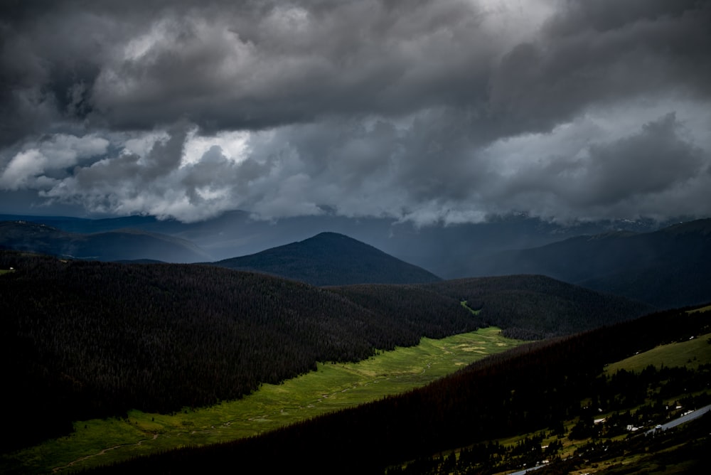 nubes grises en las montañas