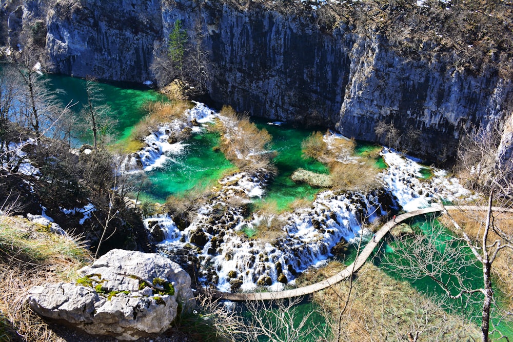 Photo aérienne d’un pont près d’une formation rocheuse
