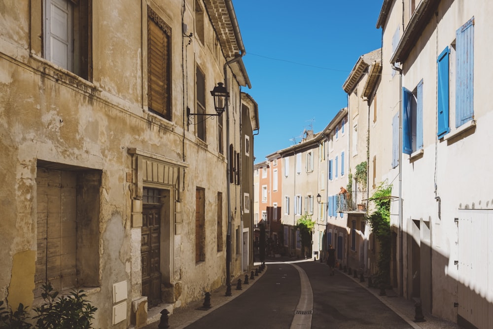 strada di cemento grigio tra grattacieli durante il giorno