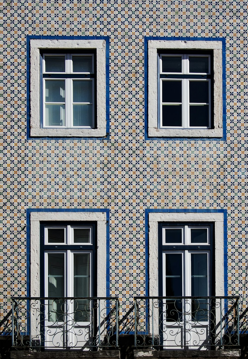 Weiße Holzrahmenfenster auf Betongebäude