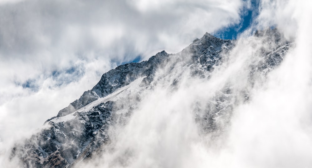 montagna innevata coperta di nebbie