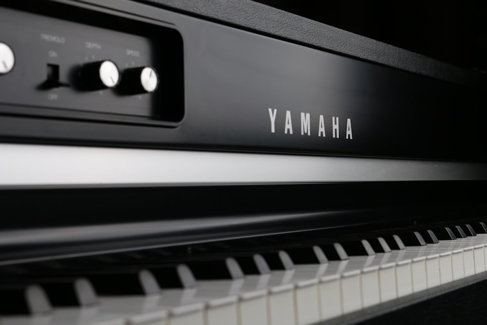 fotografia close up do piano preto da Yamaha