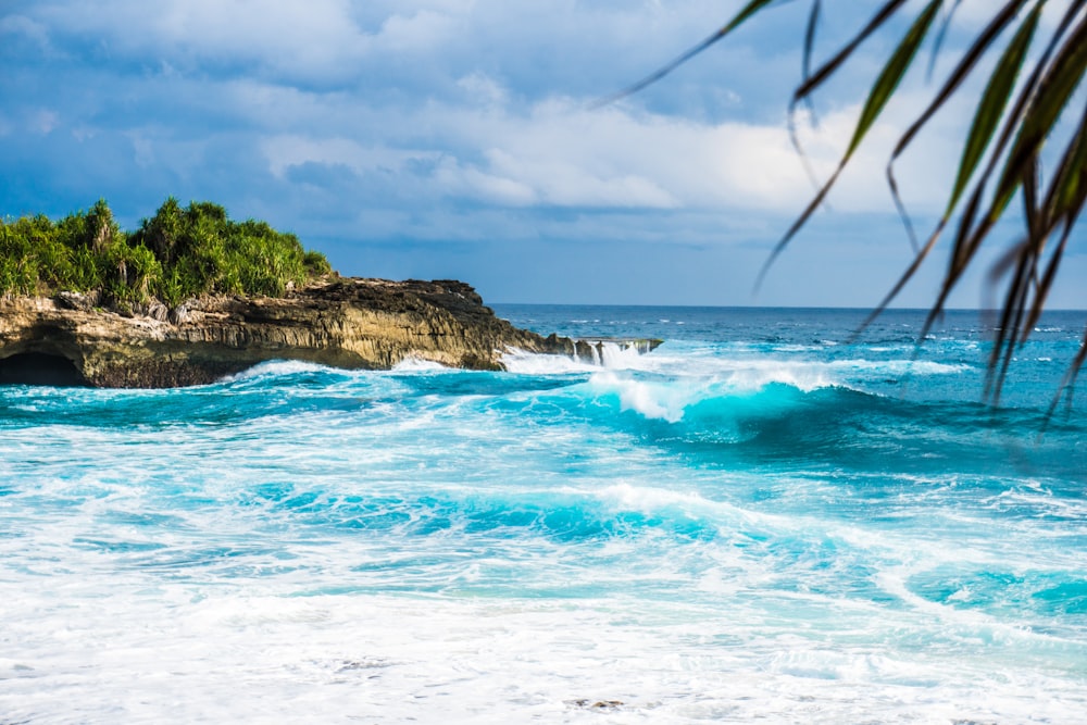 olas del mar que se precipitan a través de las piedras