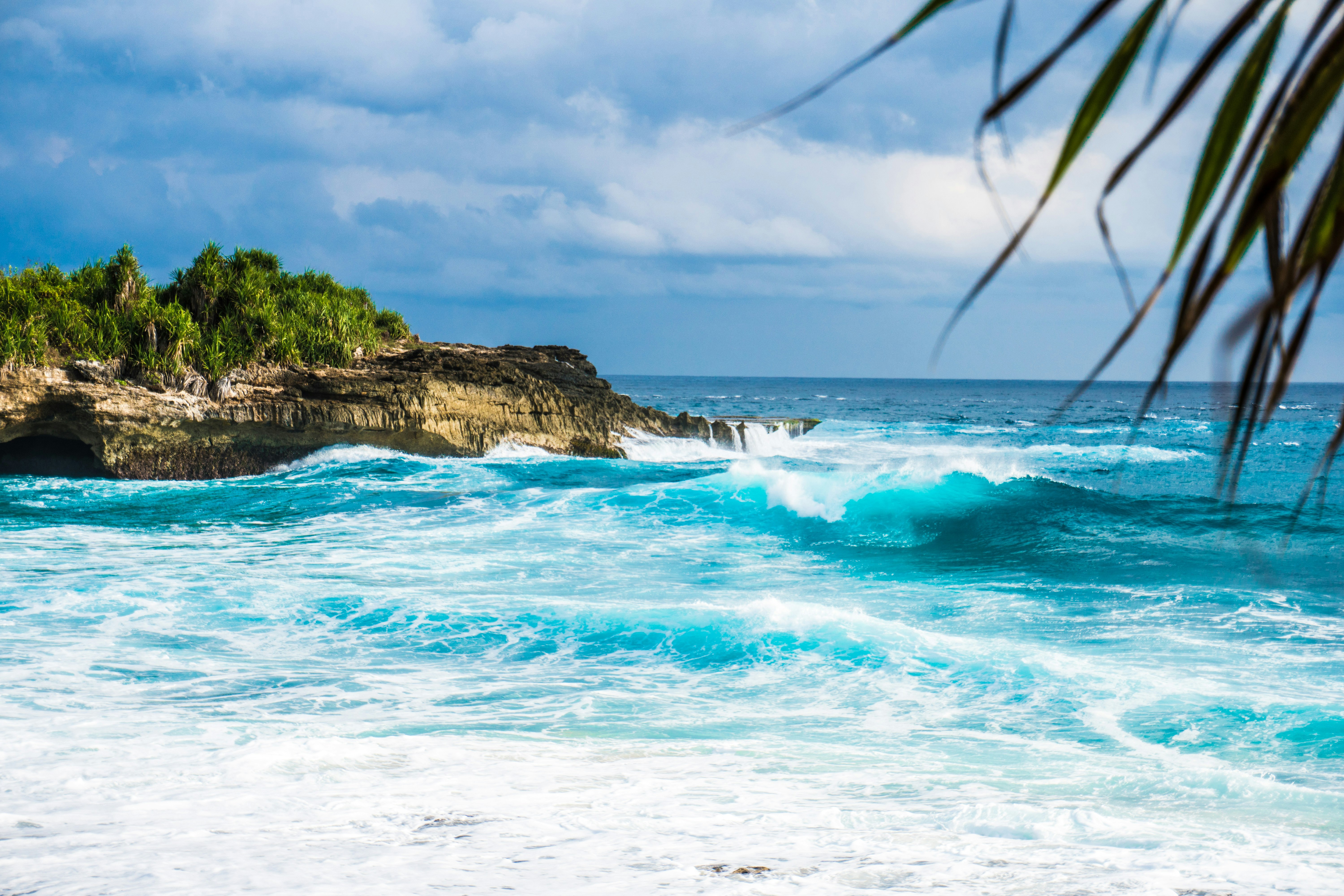 ocean waves rushing trough stones