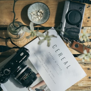 white printer paper between two black DSLR cameras