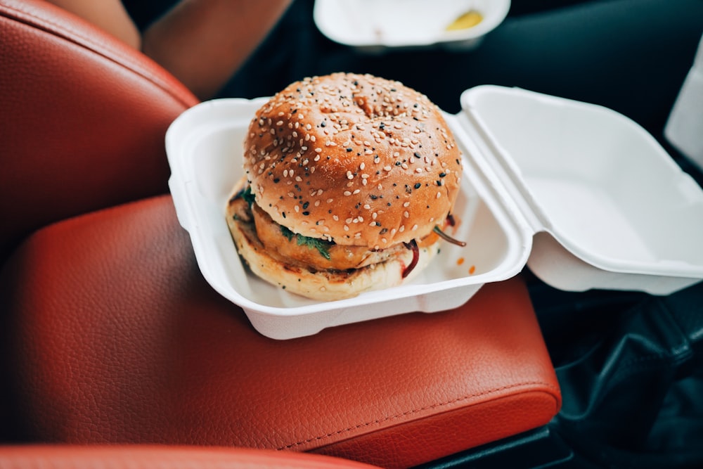 hamburguesa dentro de un recipiente de espuma de poliestireno